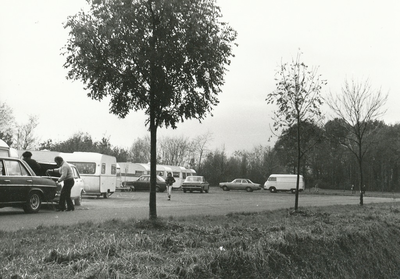Serie van 8 foto's van het illegale woonwagenkamp aan de Donksedreef nabij Natuurtheater De Donck.