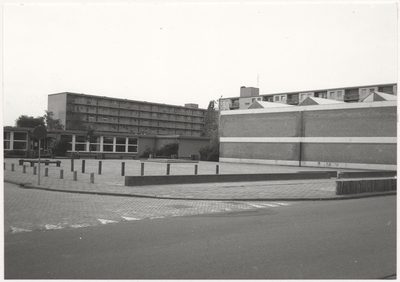 Paulus Potterlaan 6. Voorkant (oostzijde) Sint Paulusschool. Op de achtergrond rechts flats aan de 1e Jagershof en links 2e Jagershof. Rechts sporthal