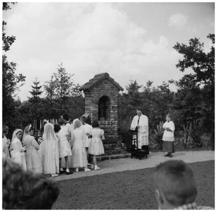 Inwijding Mariakapelletje Budel-Dorplein: ( kleine Momunemt) rechts van het monument pastoor Thijssen 1. pastoor Thijssen;