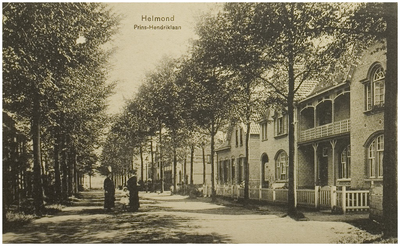 Prins Hendriklaan (later Caroluslaan) gezien vanuit de richting van de 'Eikendreef'. Rechts voorbij de tweede rij huizen de toegang tot de Hulsboslaan