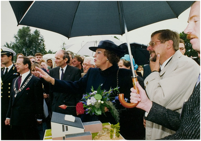 Een serie van 4 foto's betreffende het werkbezoek van koningin Beatrix en staatssecretaris drs. E. Heerma aan Helmond bij gelegenheid van de oplevering van de 6.000.000e woning in Nederland, het huis van de familie Van Schijndel aan de Jan van Heelustraat 1