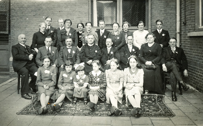 Familie Verhees bijeenkomst, met zittend tweede rij vierde van links Nicolaas Verhees.