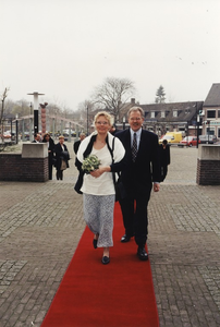 Aankomst van nieuwe burgemeester Veltman met echtgenote bij gemeentehuis van Someren