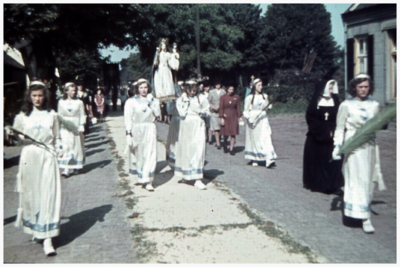 Mariaprocessie : twee voorste maagden, links Zus van Oort , rechts Tiny Stevens, religieuze is zuster Marie-Jeanne