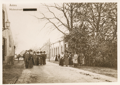 Molenstraat in 1890 met midden- rechts op de achtergrond het woonhuis van notaris Rovers
