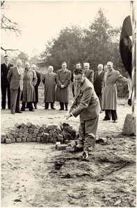 1e spade aanleg leidingnet propaangas gem. Hoogeloon ca. door burgemeester van Voensel. 12 october 1954 de eerste spade voor de aanleg van het Gem. Propaan-gasbedrijf. De aanleg van het leidingnet en de huisaansluitingen werden uitgevoerd door de Fa. W. de Liefde uit Culemborg. Tanks met appendages werden geplaatst door de Fa. Comprimo te Amsterdam