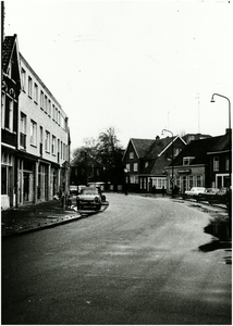 Mierloseweg, gezien vanuit de richting van de 'Nieuwstraat' in de richting 2e Haagstraat (rechts bij de klok). Op de hoek met de 2e Haagstraat staat de politiepost