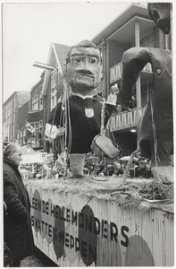 Carnaval 1965.Optocht. De groep voorstellend: Scheidsrechter Leo Horn. Links naast de wagen Dhr. Den Ouden. Foto gemaakt in de Veestraat, gezien vanaf de Markt