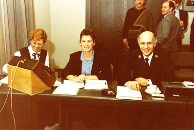 De verzorgingstafel in de raadzaal, met v.l.n.r. Maria van Doorn (serveerster), Wilma van de Laar (notuliste) Jan van Eijk (gemeentebode)