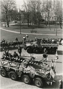 Militaire voertuigen voor het gemeentehuis, hoek Raadhuisstraat\ Kapelstraat 3