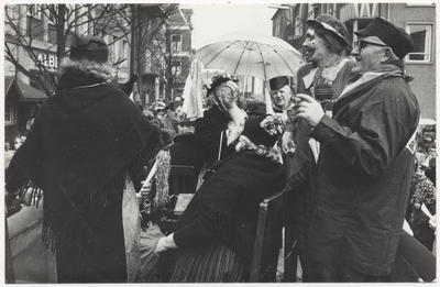 Carnaval 1965. De Ouden van Dagen op de Markt, gezien in de richting Veestraat. Rechts: Dhr. Van Eemeren