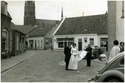 Huwelijk JohanGlaudemans en Petra van Winkel, met op achtergrond vrnl. schoenmaker Mansvelt, bakker van Winkel