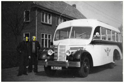 Bedfordbus van Autobusdienst F. van Asten : De noodcarrosserie is vervangen. 1.J. van Asten; 2. F. van Asten;
