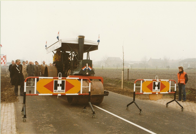 Het rijden in een wals ter gelegenheid van de officiële opening van de Loovebaan, met links met ketting Burgemeester Roels, naast hem met witte overjas Wim Deenen.