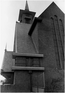 Een serie van 3 foto's betreffende R.K.-kerk van O.L.V. van Altijddurende Bijstand en pastorie, Onze Lieve Vrouwestraat 2