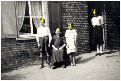 Familie Valkenburg Maarheeze: 1. Louis Valkenburg; 2. moeder Valkenburg; 3. Mina (Wilhelmina Maria) Valkenburg; 4. In deur Toos Valkenburg (kloosterzuster)