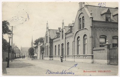 Molenstraat 160, gezien in de richting van de Ameidestraat. Rechts St. Ludovicusklooster van de broeder van Maastricht, gebouwd in 1898-1899. Links de muur romdon het klooster van de paters Capucijnen