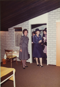 Serie van 12 foto's van het officieel openen van de nieuw rode kruis bungalow 'het Margrietshuis ',  door koningin Beatrix