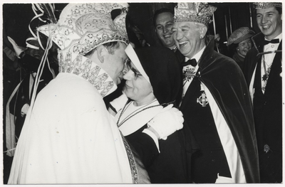 Carnaval 1965. Bezoek aan St. Lambertusziekenhuis. Links : Prins Huub I omhelst Zuster Hermien , daarachter : Ad Jakobs, naast hem Harry Tops achteraan : Mevr. Holtus v.d. Weijden( met pet )