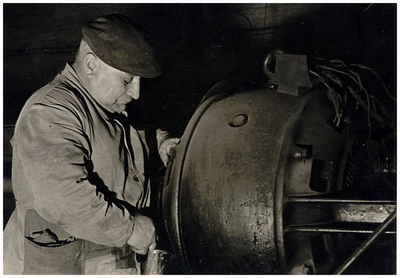 Zinkfabriek Kempensche Zinkmaatschappij, later Budelco: Smeren van de machines door onderhoudsman Frans Bekelaer