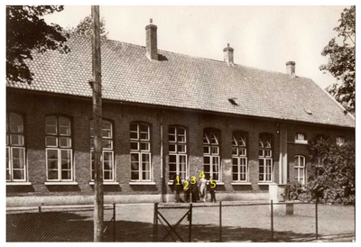 Lagere school, Zitterd 5 : van links naar rechts: W. van Exel, J. Baartmans, pastoor Becx, jufr. Dam en Jan Baartmans van links naar rechts: 1. W. van Exel; 2. J. Baartmans; 3. pastoor Becx; 4. jufr. Dam; 5.Jan Baartmans;