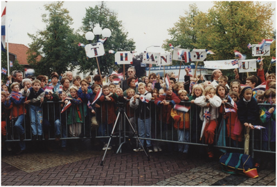 Jan Deckersstraat, kinderen vormen erehaag, borden die 'THANK YOU' laten zien ter ere van de oud strijders