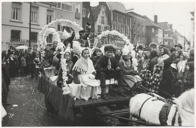 Carnaval 1965. Kinderoptocht. Een der deelnemende groepen gaat de Ameidestraat in komende vanuit de Veestraat