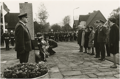 Serie van 6 foto's tijdens de plechtigheid, Dodenherdenking bij het Peter-Zuid-Monument, Harmonie L'Union Fraternelle, Onze Lieve Vrouwe Gilde Zeelst, Peter Zuidlaan. Kranslegging. 1. 2. 3. Mevrouw W.J.H. Borghouts-van Veen; 4. 5. Burgemeester dr. Gerard Louis Elsen (1969-1982); 6. Kolonel A. R. Koning; 7. 8. 9. 10