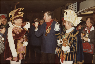 Burgemeester Elsen heft het glas met Willem en Henk Bergman (eeneiige tweeling). 1. Willem Bergman; 2. Burgemeester Elsen; 3. Henk Bergman
