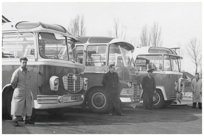 Autobusdienst F. van Asten : De drie touringcars van de fa van Asten geparkeerd voor de garage