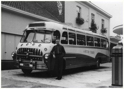 Chauffeur Harry Sprankenis *19-03-1926 Budel : Bedfordbus van busbedrijf van Asten (Autobusdienst F. van Asten ). 1. Harry Sprankenis;