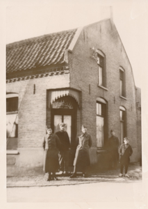 Gerrit Joordens (midden voor de deur) voor zijn woning in de Emmastraat, met de daar ingekwartierde Nederlandse militairen tijdens de mobilisatie