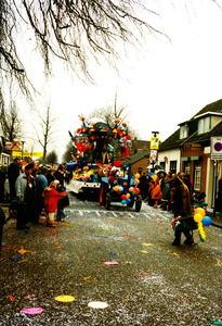 Serie van 2 foto's van de carnavalsoptocht in Someren-Eind