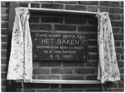 Een serie van 3 foto's betreffende de opening van stadshobbywerkplaats ''Het Baken'' in de voormalige werkplaats van de gebroeders Bakens, Molenstraat