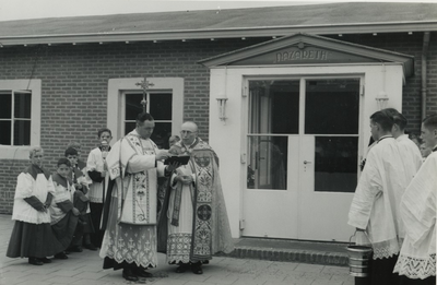 Inzegening van de school door links Rector Beckers (geestelijk adviseur van de N.C.B.) en rechts pastoor van Dal