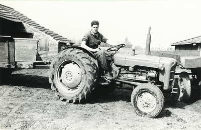 Piet Kusters op zijn traktor bij de boerderij aan de Ruiter