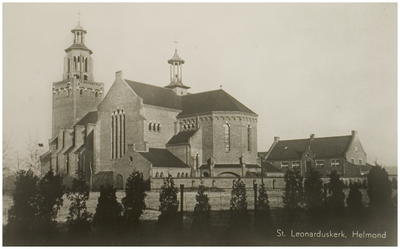 Sint Leonardus kerk, Wethouder Ebbenlaan, gezien vanuit de Mgr. Swinkelsstraat,