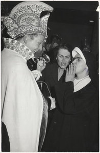 Carnaval 1965. Bezoek aan St. Lambertusziekenhuis. Links : Prins Huub I Rechts: Zuster Hermien;