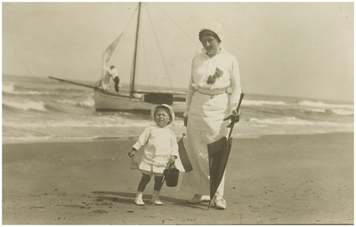 Frans Albers- Pistorius en zijn moeder P.M.J. Albers-Pistorius-Pistorius op het strand van Noordwijk aan Zee