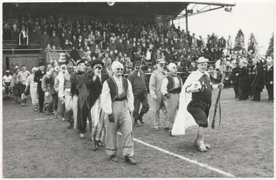 Carnaval 1965. Gekostumeerde voetbalwedstrijd. Rechts: (met bal in de hand) Jef van Aerle, dir. Glazenwasserij van Aerle