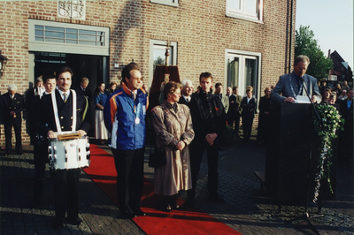 Albert Voorn wordt toegesproken door burgemeester Veltman
