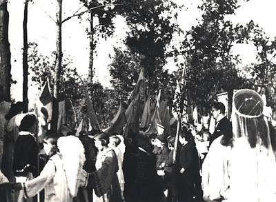 Een processie ter gelegenheid van de inzegening van de Mariakapel. Gelegen op het plekje 'Tonnaike', bij de splitising Hoogcasterseweg en De Hoef