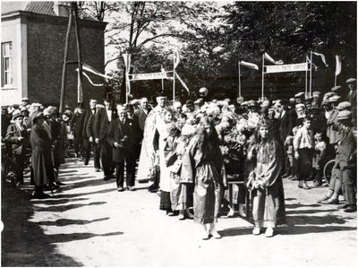 Groepsfoto op 40-jarig priesterjubileum pastoor Valens te Hoogeloon. Hier zien we Pastoor Valens, op 31 mei 1930, met de misdienaars, de bruidjes en het feestcomitè, o.a. Van Beers Swalen, Dings, Hoskens, Smelders en Gooskens. Voorts enkele parochianen, onder wie Paske, Bertha Klaassen, Drika Cronen en Marie Pluyms van Bommel. De H. Hart beeldengroep werd door de parochianen aan pastoor Valens aangeboden bij diens veertigjarig priesterfeest