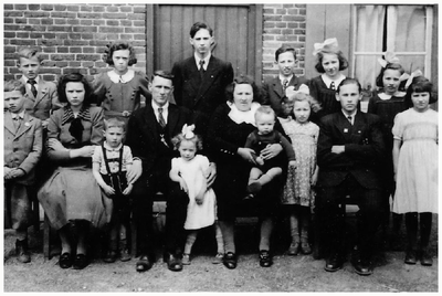 Fam. Verhees-Noten : en hun 14 kinderen (1 kind was overleden in 1933) Adriaan Verhees, *09-02-1905+ + 26-02-1996 Maria Elisabeth Noten * 07-04-1904 + 31-05-1955