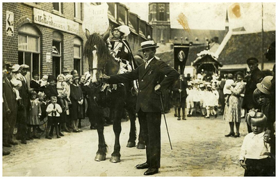 Kindsheids processie : gezeten op het paard Toontje lamers (vd Bosch) 1. Toontje Lamers;