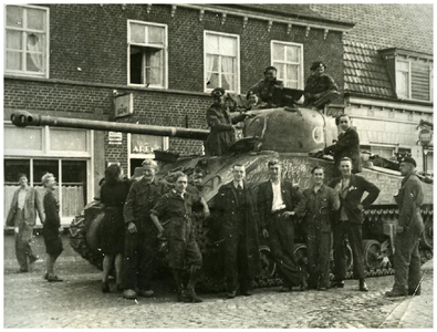 Bevrijding Budel: september 1944 gemaakt voor hotel De Arend op de tank L. Neeskens, 6e van links Broer de Laat vlnr: 3. Mevr. Neeskens-Feijen; 5. Piet Rooijmans; 6. Broer de Laat; 8. Jan Duisters; 11. L. Neeskens;