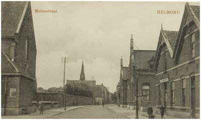 Molenstraat, gezien in de richting van de 'Ameidestraat'. Links de paterskerk. Derde van rechts het klooster Sint Ludovicus van de broeders van Maastricht