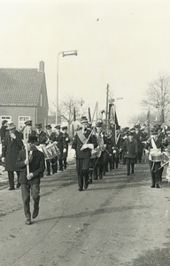 Fanfare Somerens Lust (FSL) bij de carnavalsoptocht in Someren-Eind. Links met hoed is Jan Vlemmix, schuin achter hem Wolters. De tamboer in het midden is Frans van den Eijnden en de trommelaar geheel rechts is van Doorn