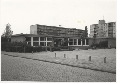 Paulus Potterlaan 6. Voorkant (oostzijde) Sint Paulusschool. Op de achtergrond rechts flats aan de 1e Jagershof en links 2e Jagershof