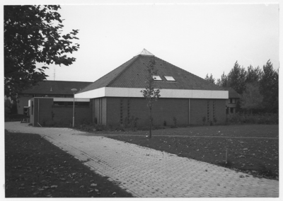 Nachtegaallaan 215. Kerkgebouw De Schabbert van de r.k. parochie Onze Lieve Vrouw van Binderen, gezien vanaf de hoek van de Hobostraat
